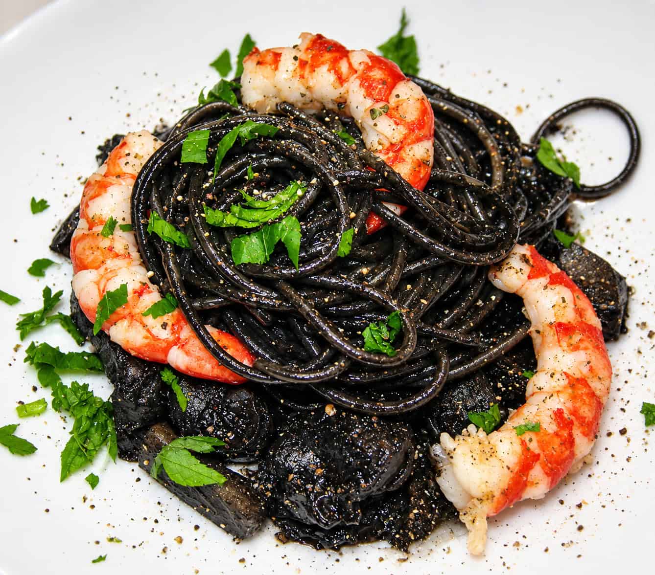 Spaghetti al nero di seppia con gamberi