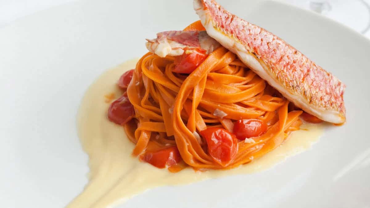Tagliatelle con triglie, mandorle e pomodorini